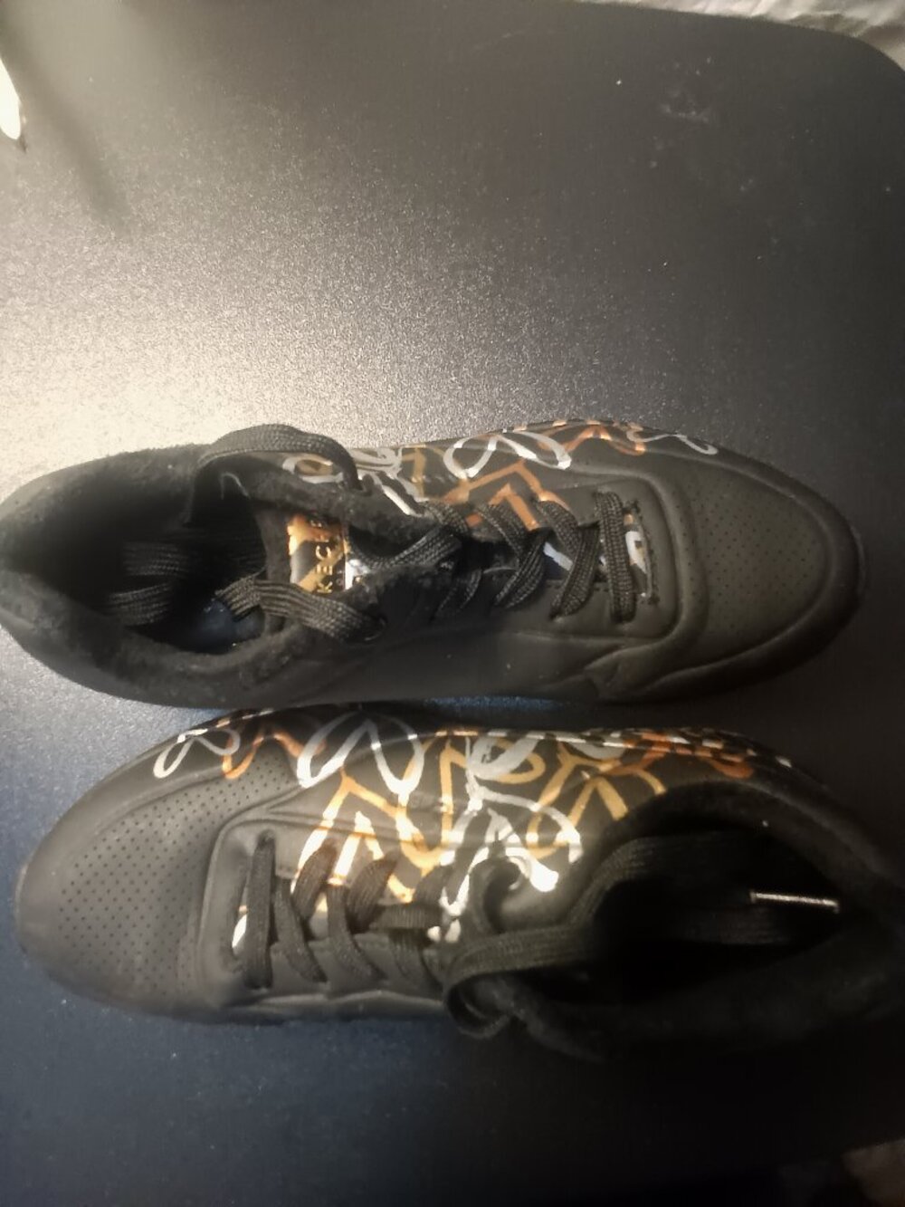 SKECKERS XJ GOLDCROWN UNO METALLIC LOVE SNEAKER BLACK/GOLD SIZE 71/2